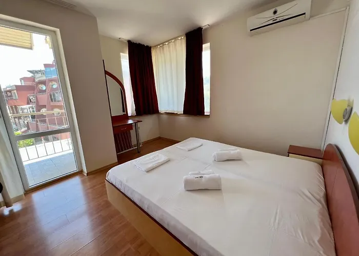 Private One-bedroom With Balcony In By Flat Mаnаger 公寓 索佐波尔